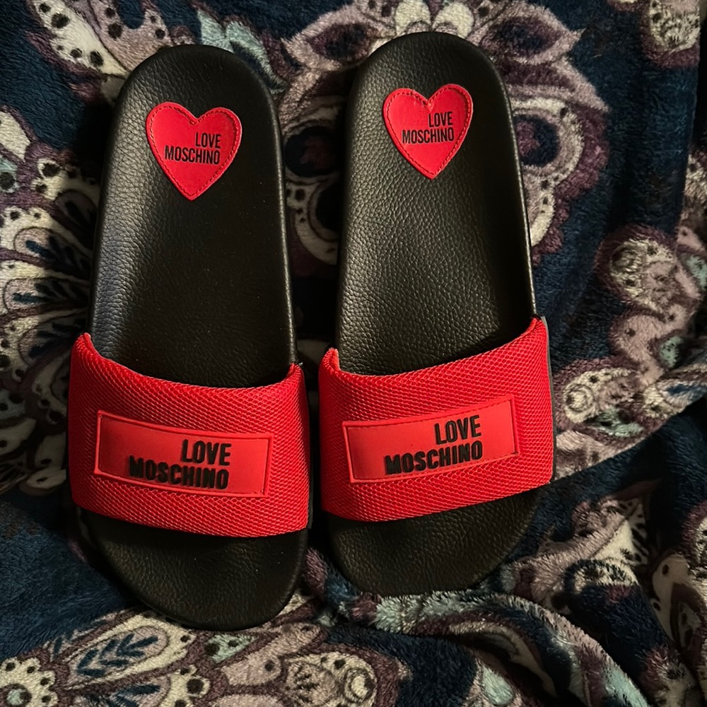 Love Moschino slide